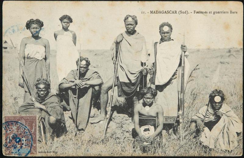MADAGASCAR (Sud). - Femmes et guerriers Bara