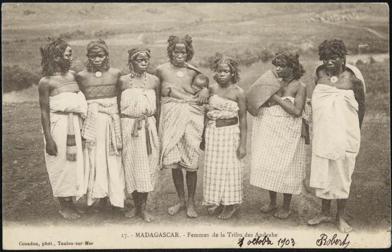 MADAGASCAR. - Femmes de la Tribu des Andrabe