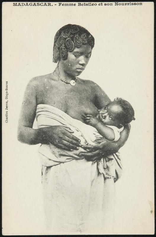 MADAGASCAR. - Femme Betsileo et son Nourrisson