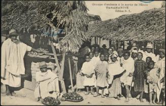 Groupe d'enfants à la sortie de l'École. TANANARIVE