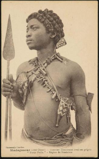 Madagascar (côte Ouest) - Guerrier Tannioussi avec ses grigris "Futur Poilu" - Region de Bérénitra