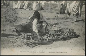 MADAGASCAR (Coin de Marché) - Marchand d'oeufs et fruits