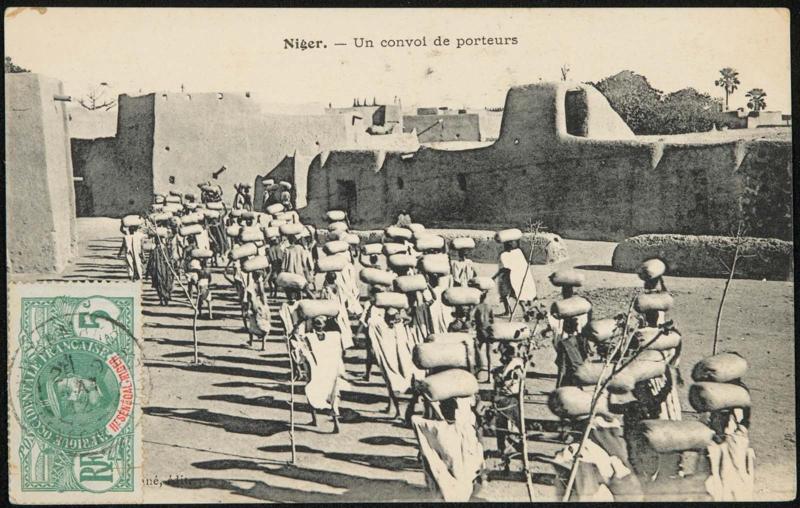 NIGER. - Un convoi de porteurs