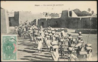 NIGER. - Un convoi de porteurs