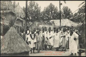 Village Sénégalais. - Porte Maillot. Groupe de Jeunes Gens