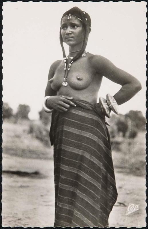 A.O.F. - Femme Peulh.