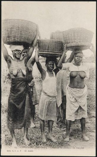 COTONOU (Dahomey) - Femmes se rendant au marché