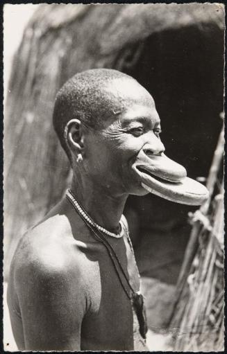 AFRIQUE NOIRE - Négresse à Plateaux