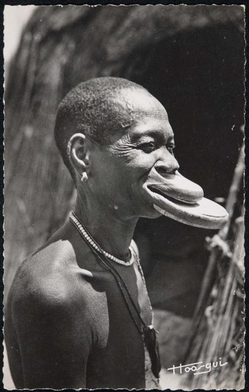 A.E.F. - Fort-Archambault. Négresse à Plateaux