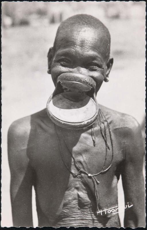 A.O.F. Négresse à Plateaux