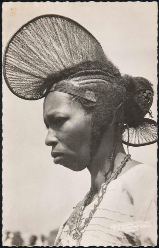 A.O.F. - Guinée. Coiffure en cimier d'une Femme de Foutadjalon