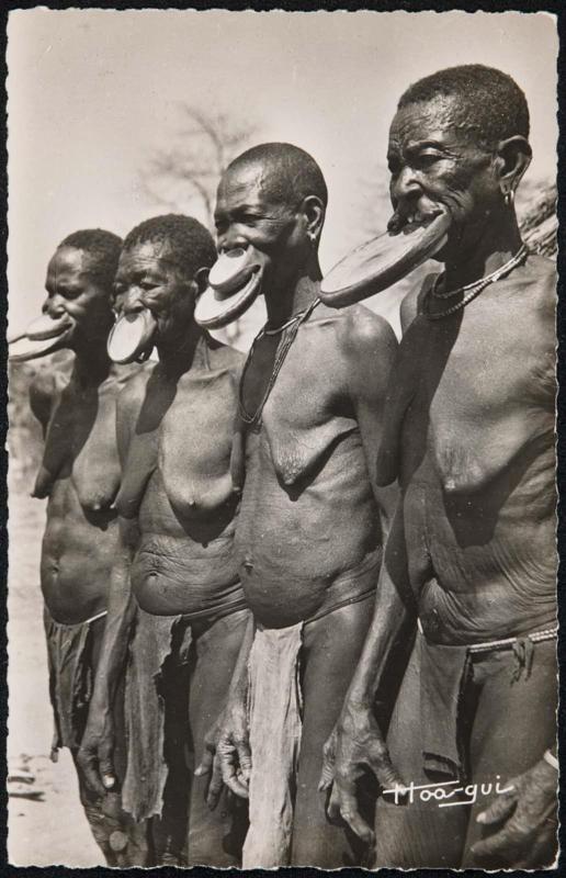 Tchad. Femmes à plateaux