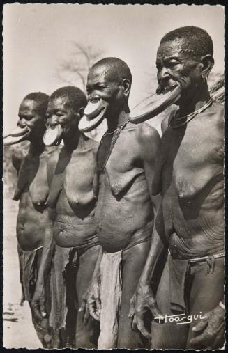 Tchad. Femmes à plateaux