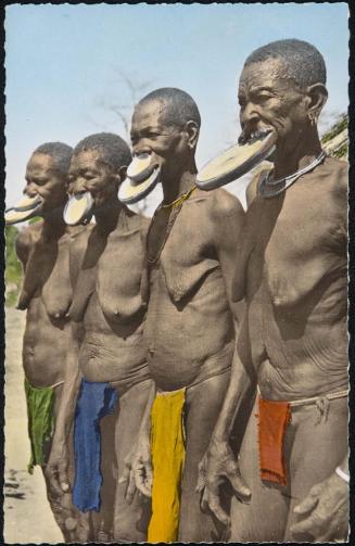 L'AFRIQUE EN COULEURS. Femmes à plateaux