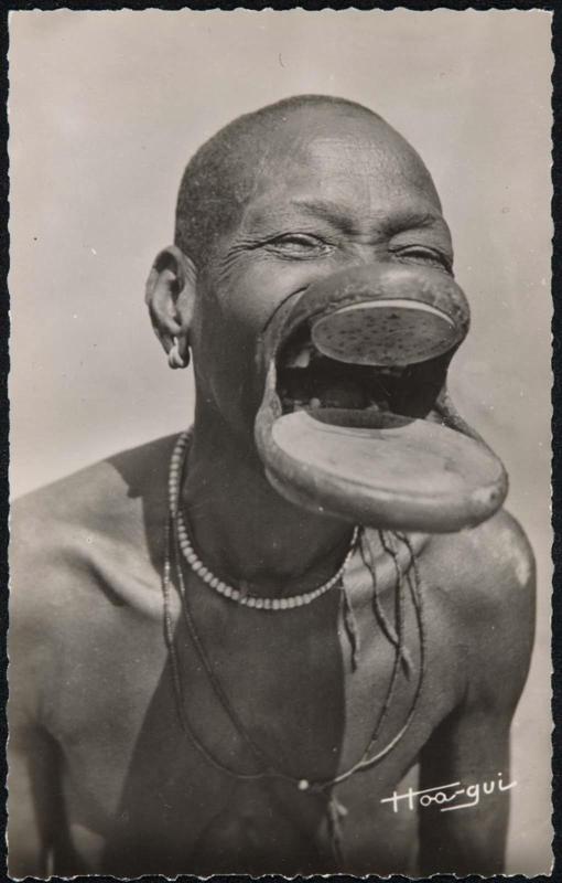 Tchad. Femmes à plateaux