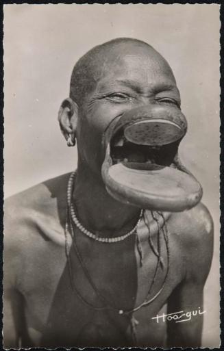 Tchad. Femmes à plateaux