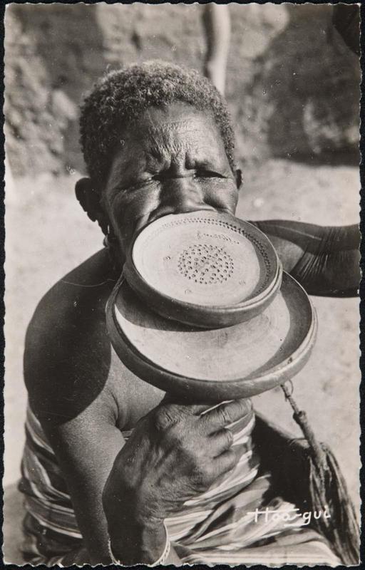 Tchad. "Mademoiselle Paris" Femme à plateaux