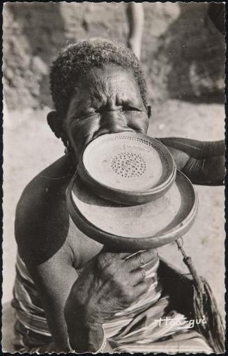 Tchad. "Mademoiselle Paris" Femme à plateaux