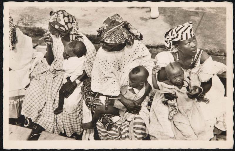 DAKAR. Goréennes à bord de la Chaloupe Dakar-Gorée