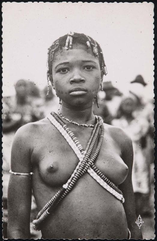 OUBANGUI-CHARI: danseuse Sango