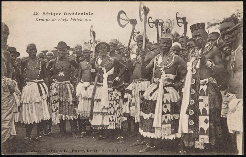 Afrique Occidentale. Groupe de chefs Féticheurs.