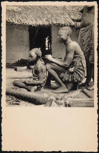 BUSUMELO (Equateur). Coiffeuse. Haartooister.