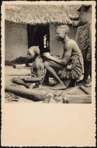 BUSUMELO (Equateur). Coiffeuse. Haartooister.