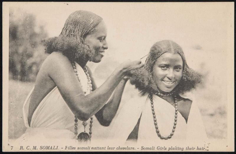 R. C. M. SOMALI. - Filles somali nattant leur chevelure.