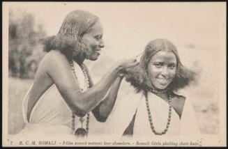 R. C. M. SOMALI. - Filles somali nattant leur chevelure.