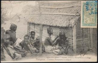 Madagascar - Femmes Mahavavy se coiffant
