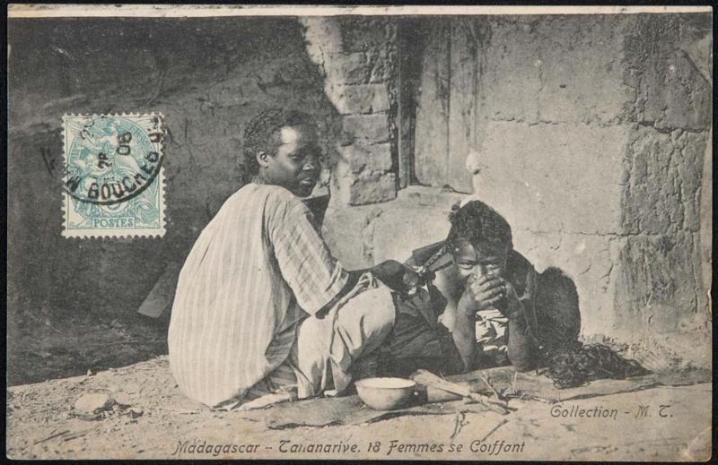 Madagascar - Tananarive. 18 Femmes se Coiffant