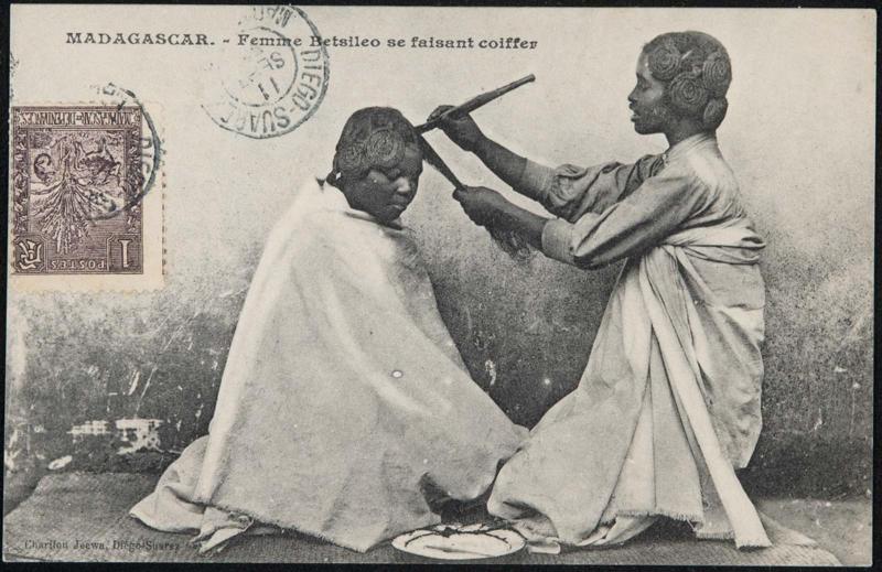 MADAGASCAR. - Femme Betsileo se faisant coiffer