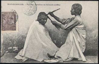 MADAGASCAR. - Femme Betsileo se faisant coiffer