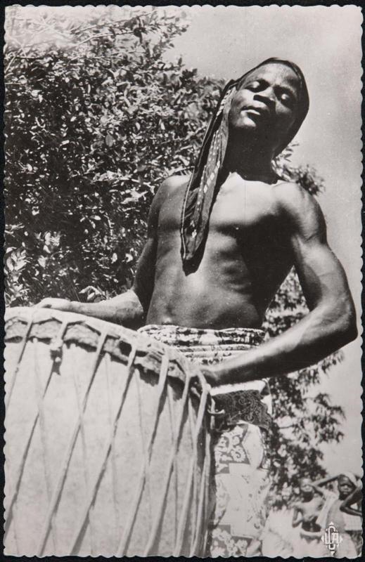 MOBAYE (Oubangui-Chari): tam-tam