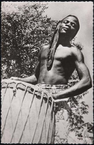 MOBAYE (Oubangui-Chari): tam-tam