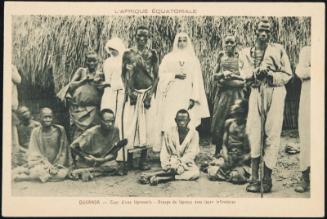 OUGANDA - Cour d'une léproserie - Groupe de lépreux avec leurs infirmières