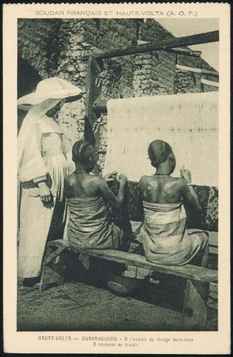 HAUTE-VOLTA - OUAGADOUGOU - A l'ouvroir de tissage haute-laine. 2 tisseuses au travail