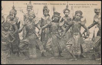 PHNOM-PENH - Danseuses du Roi dans le mouvement de la Danse