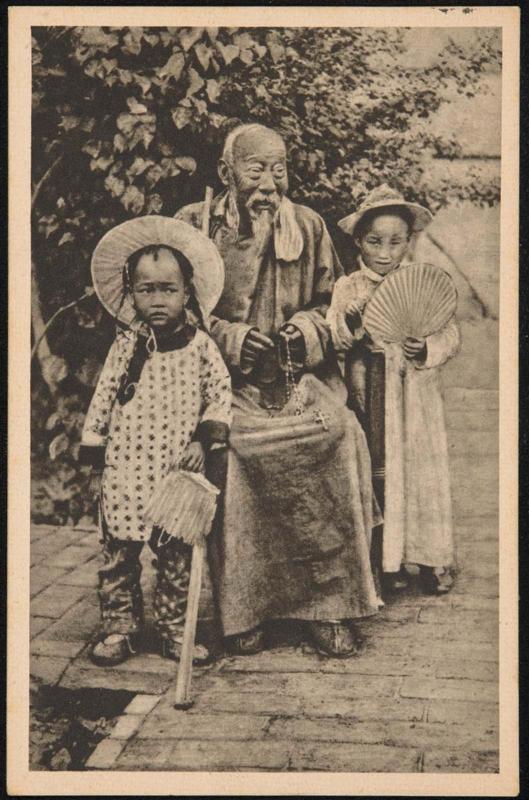 China: Der alte Mung mit Enkel und Enkelin.