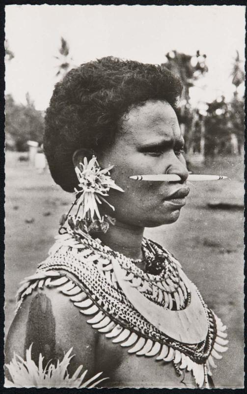 Jeune Femme ornée (Mékéo)