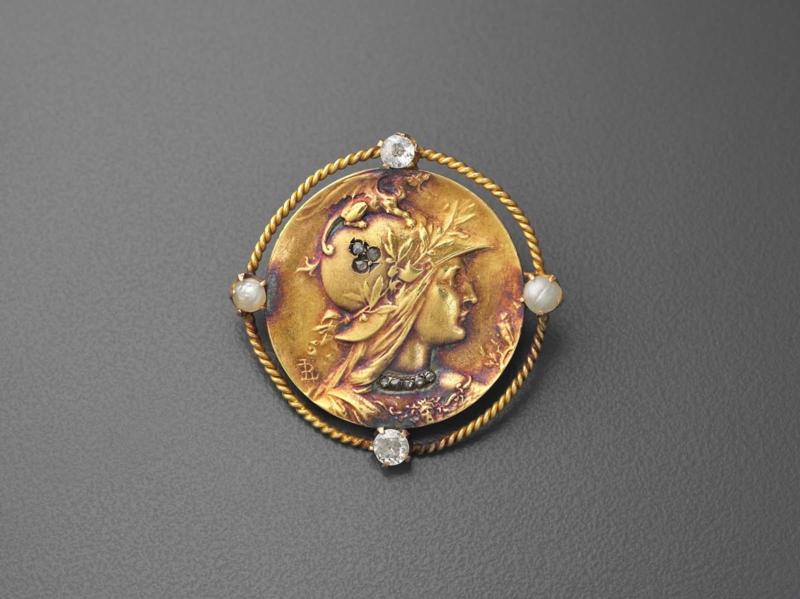 Brooch with a profile head of Minerva