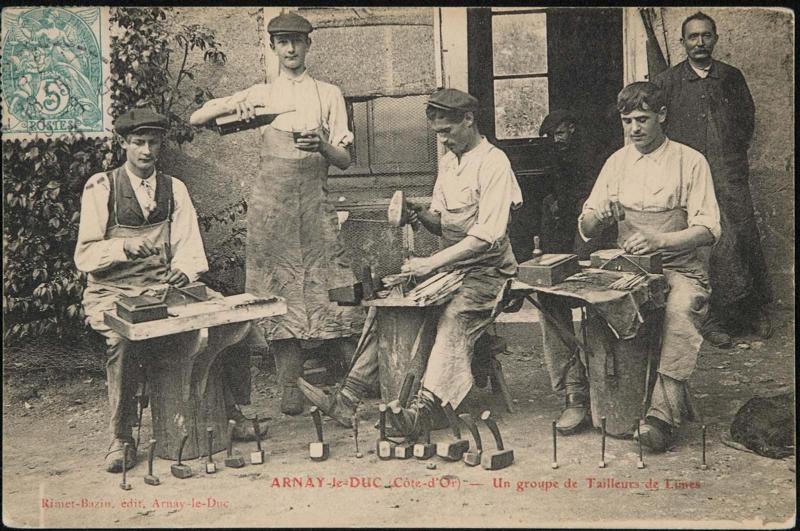 Arnay-le-Duc (Côte-d'Or) - Un groupe de Tailleurs de Lunes