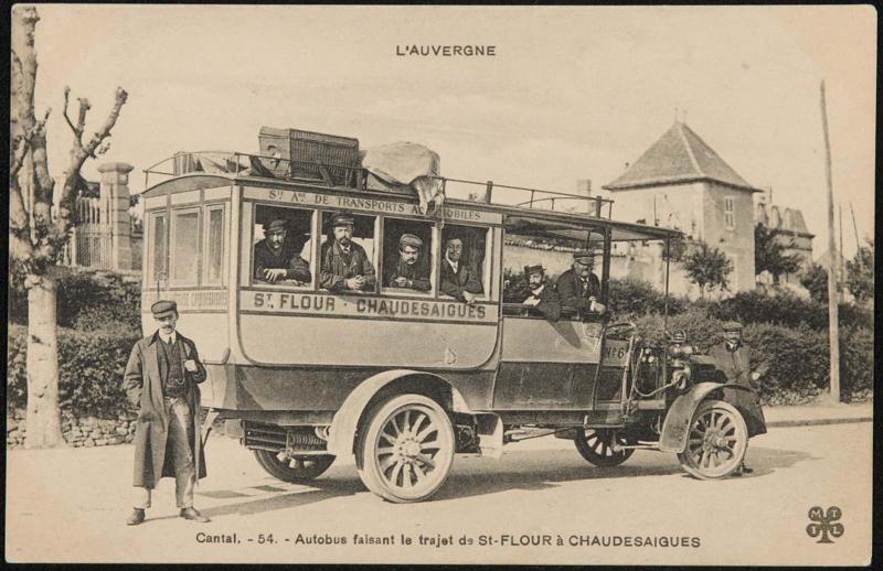 L'Auvergne; Cantal. - 54. - Autobus faisant le trajet de St-Flour à Chaudesaigues