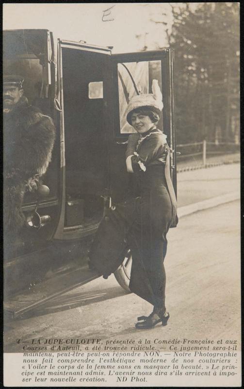 La Jupe-Culotte présentée à la Comédie-Française et aux Courses d'Auteuil, a été trouvée ridicule. - Ce jugement sera-t-il maintenu, peut-être peut-on répondre Non. - Notre Photographie nous fait comprendre l'esthétique moderne de nos couturiers: « Voiler le corps de la femme sans en masquer la beauté. » Le principe est maintenant admis. L'avenir nous dira s'ils arrivent à imposer leur nouvelle création.