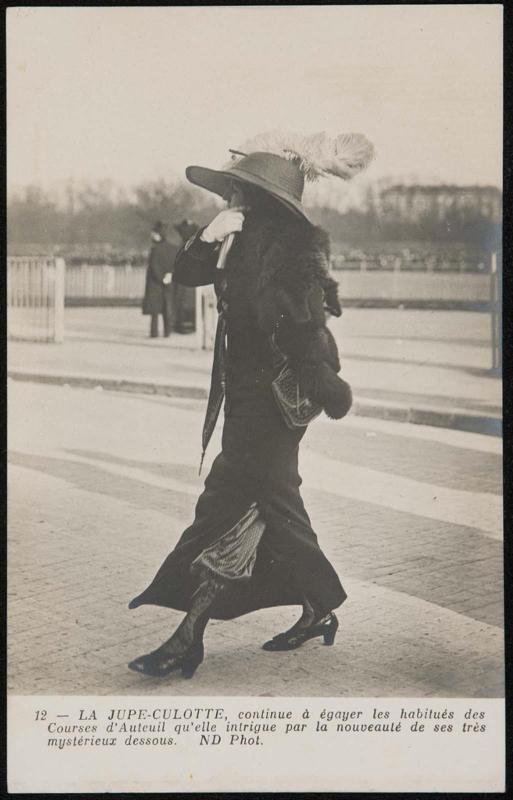 La Jupe-Culotte, continue à égayer les habitués des Courses d'Auteuil qu'elle intrigue par la nouveauté de ses très mystérieux dessous.