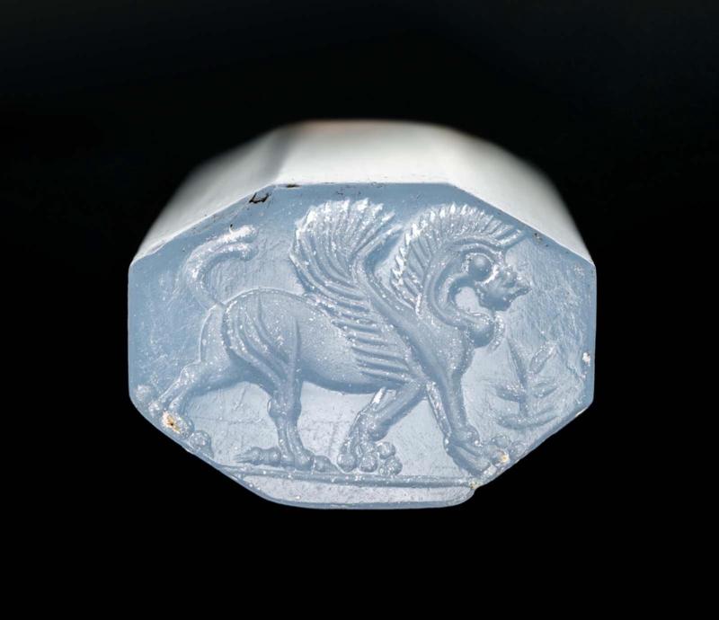 Pyramidal seal with winged lion