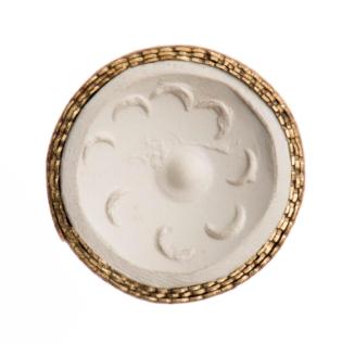 Lentoid seal with a rosette