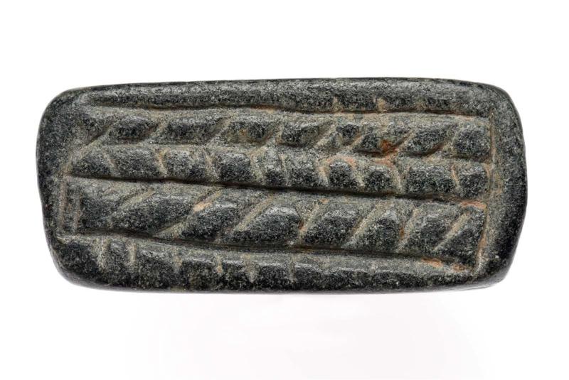 Four-sided pyramidal seal with herringbone pattern