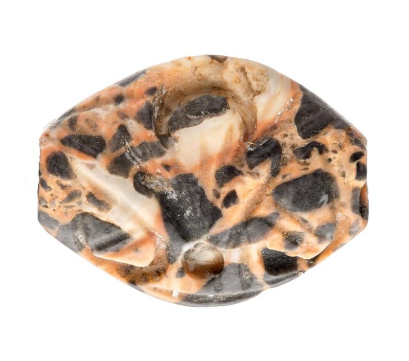 Amygdaloid seal with floral motif