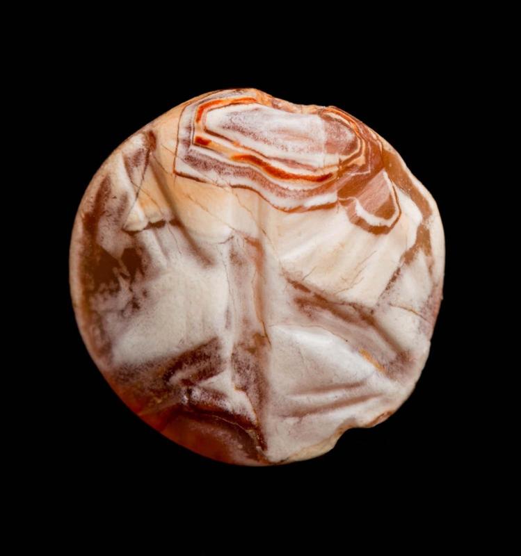 Lentoid seal with a double axe